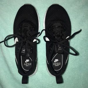 Nike Women’s Air Max Motion Low Sneakers